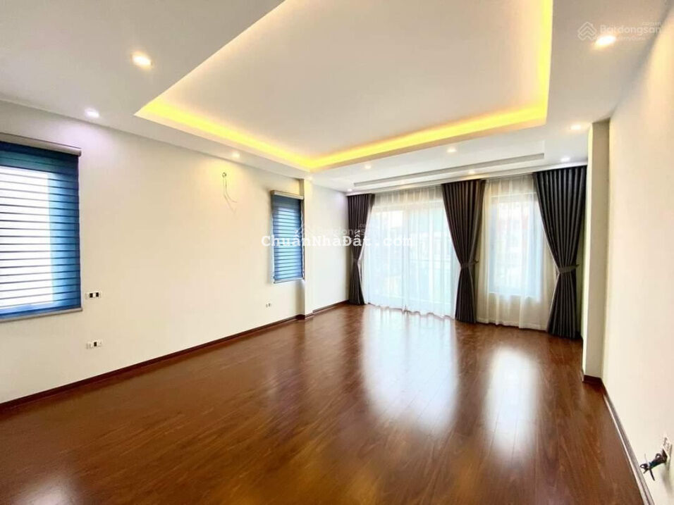 Bán nhà mặt phố Hoàng Cầu, Đống Đa, DT 60m2, MT 5m, 6 tầng TM, 26 tỷ