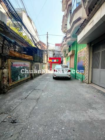 Bán biệt thự Ba Đình rộng 220m² ô tô tránh 4 tầng, sân vườn giá 29 tỷ tại phố Đội Cấn, Hiếm.