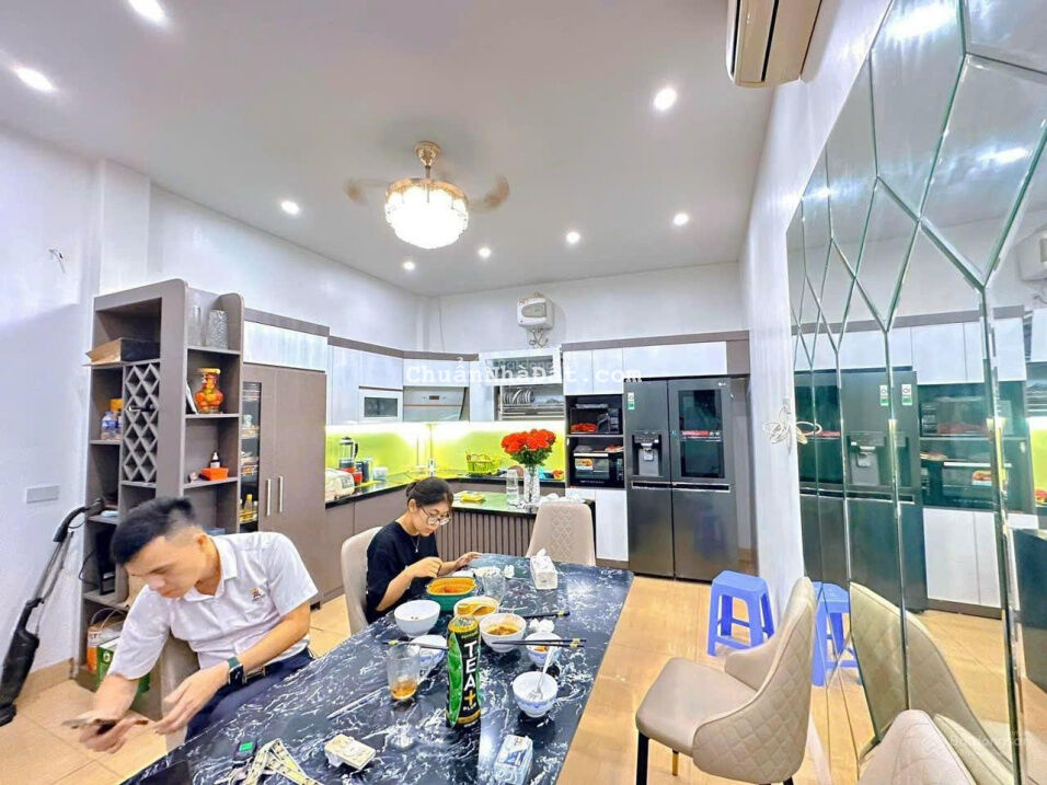 Bán cực gấp nhà ngõ 371 Kim Mã, 5m ra ô tô tránh, trước nhà 3 gác đỗ cửa, ko quy hoạch, nhỉnh 3 tỷ