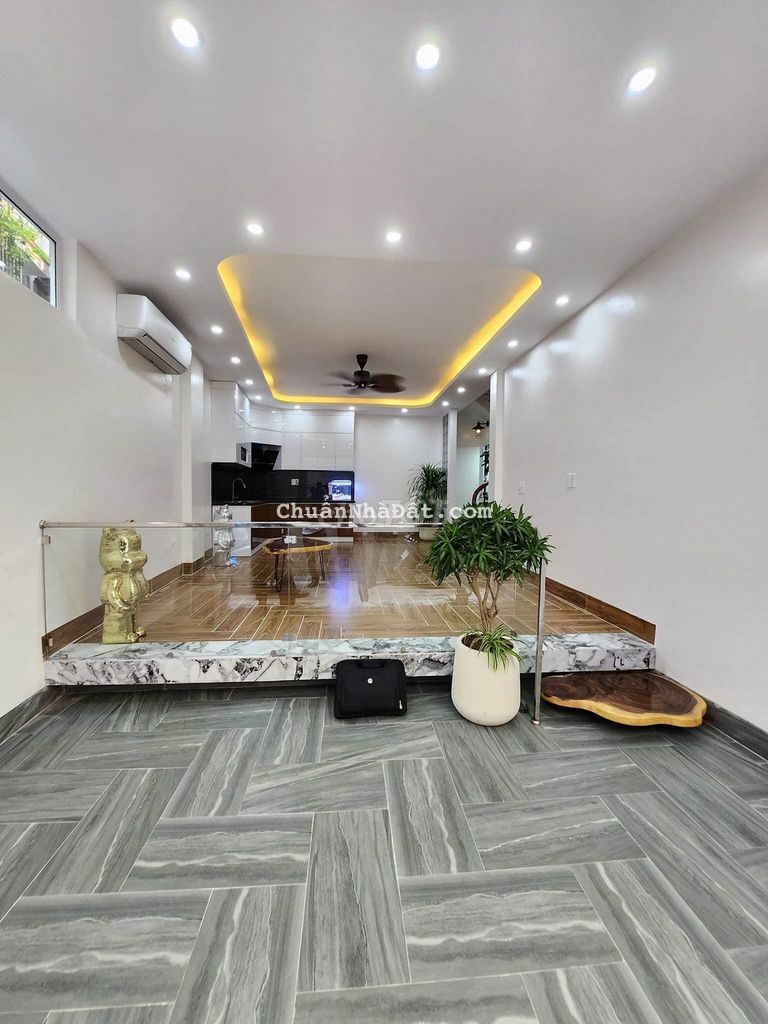 Đội Cấn - DT 35m2 - Giá bán 4 tỷ 300 triệu - Xây mới - Thang máy