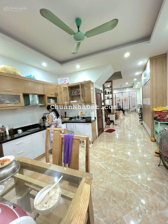 Bán nhà khu phân lô phố Vĩnh Phúc diện tích 63 m2 nhà xây 5 tầng giá 7.6 tỷ