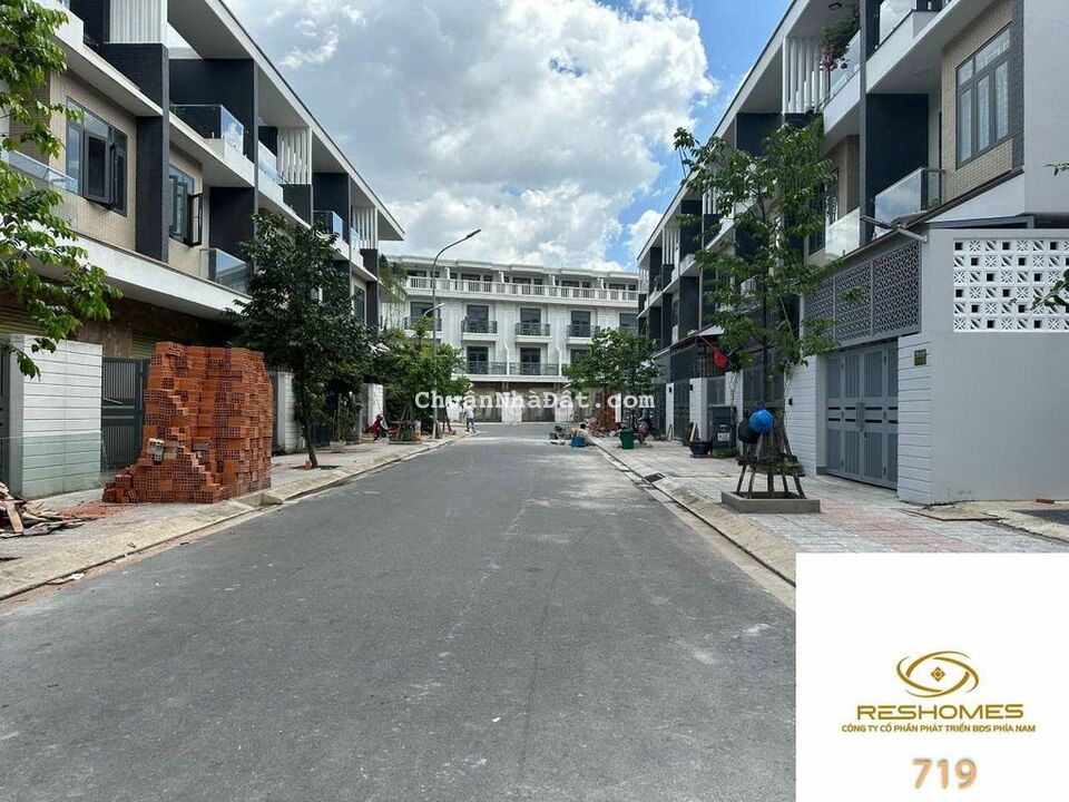 Bán nhà 1 trệt 2 lầu khu dân cư Bửu Long 3, đường E4 khu dân cư mới