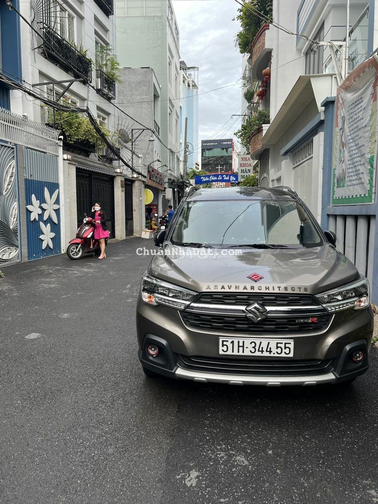 Nhà 6 Phòng Ngủ, Đầy Đủ Tiện Nghi Với Giá Thấp Kịch Sàn