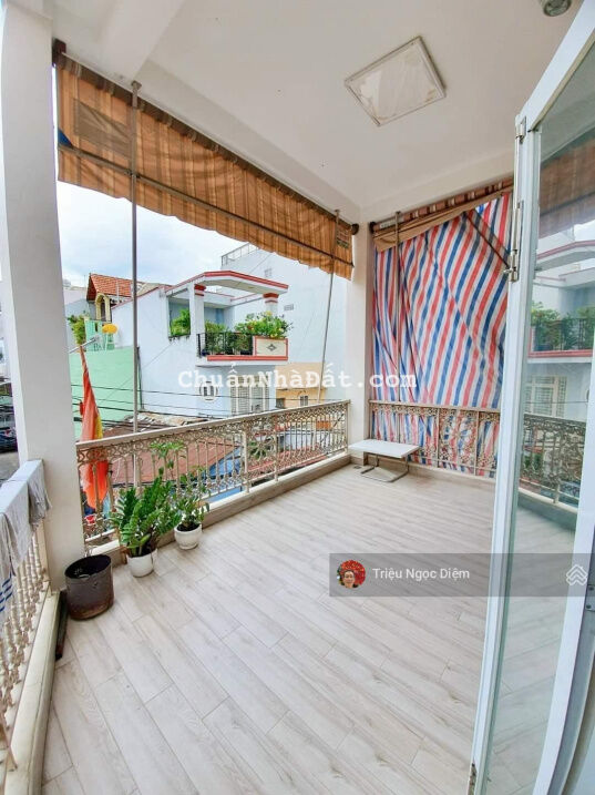 Bán nhà khu vực chợ Bà Chiểu. HXH thông tứ tung sát mặt tiền. Diện tích lớn vừa ở vừa cho thuê