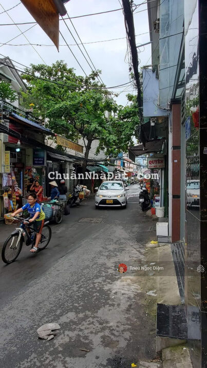 Bán nhà hẻm xe tải gần mặt tiền đường giáp Quận 1. Ngang nhà 10m hiếm, phù hợp xây cao tầng