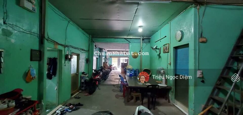 Bán nhà hẻm xe tải gần mặt tiền đường giáp Quận 1. Ngang nhà 10m hiếm, phù hợp xây cao tầng