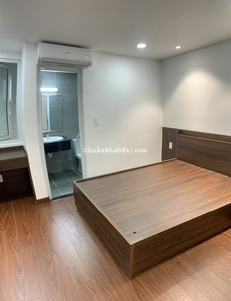 Bán Nhà 5 Tấm mới 100% có Thang Máy ngay Vincom Nguyễn Xí p13, 4.5x15m