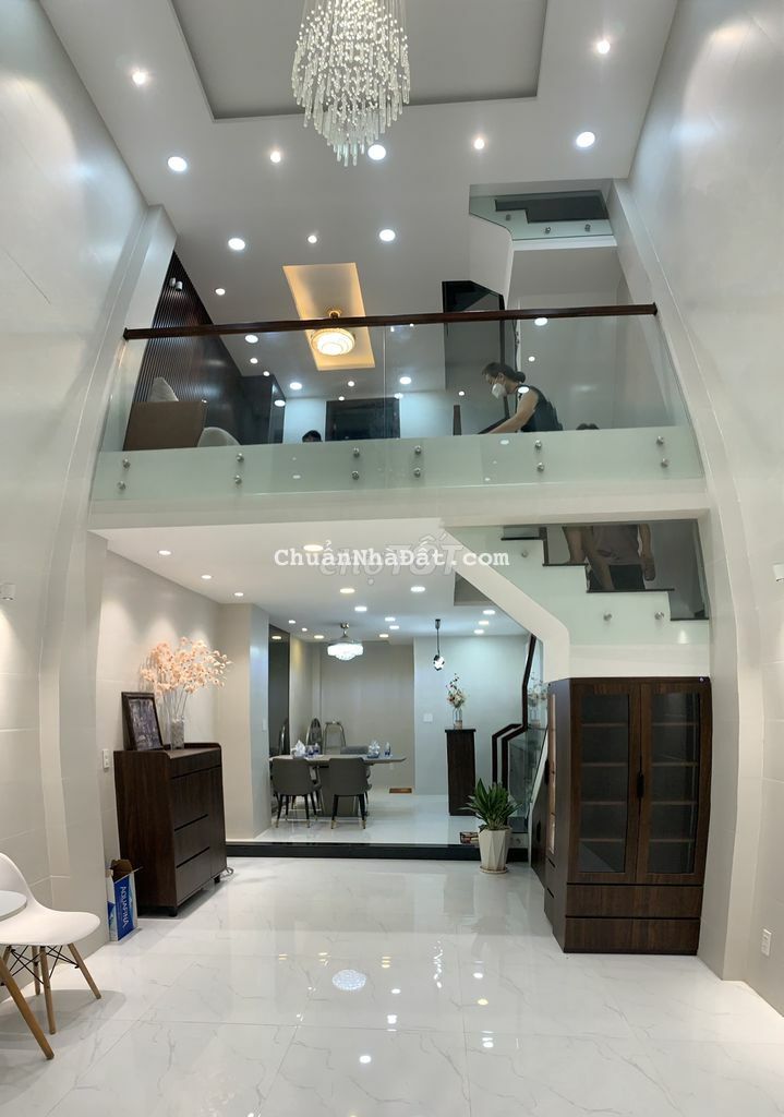 Bán Nhà 5 Tấm mới 100% có Thang Máy ngay Vincom Nguyễn Xí p13, 4.5x15m
