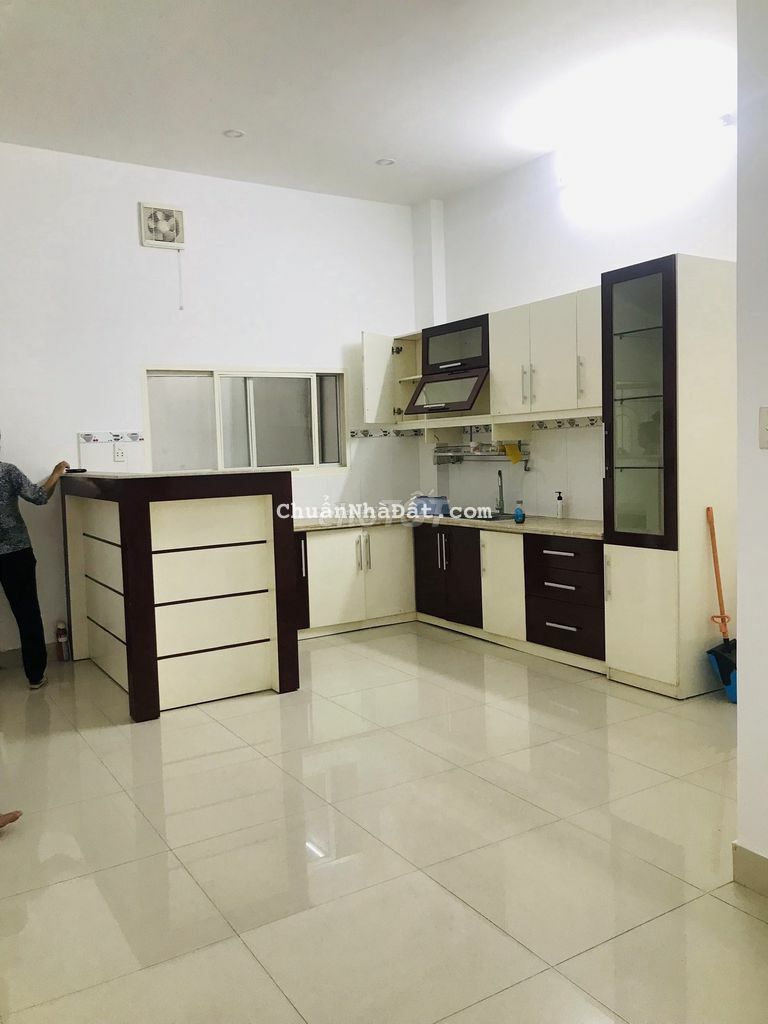 Nhà mới dọn vào ở ngay phường 24  Bình Thạnh Giáp quận 4x17m nở hậu