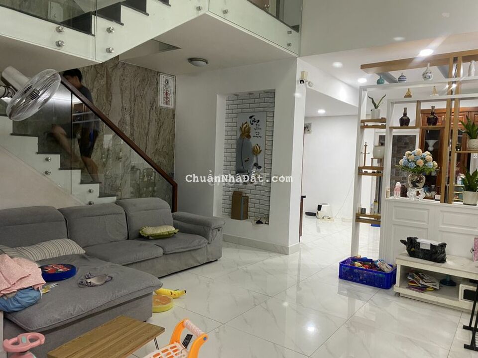 Bán nhà MT Nguyên Hồng - Phan Văn Trị ,P.11,BT 4x18 ,Hầm 4 T ,11.9 tỷ Bán nhà MT Nguyên Hồng - Phan Văn Trị ,P.11,BT 4x18 ,Hầm 4 T ,11.9 tỷ