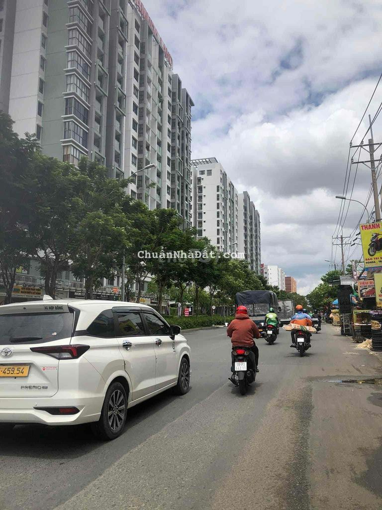 GIÁP TÂN PHÚ - NGAY EAON MAILL - 54M2 ( 4 X 13.5 ) - 2 TẦNG BTCT - 3ty