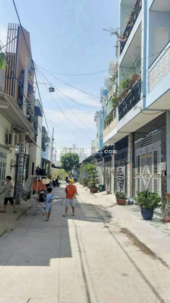 Nhà bán cách chợ bình thành vài bước chân