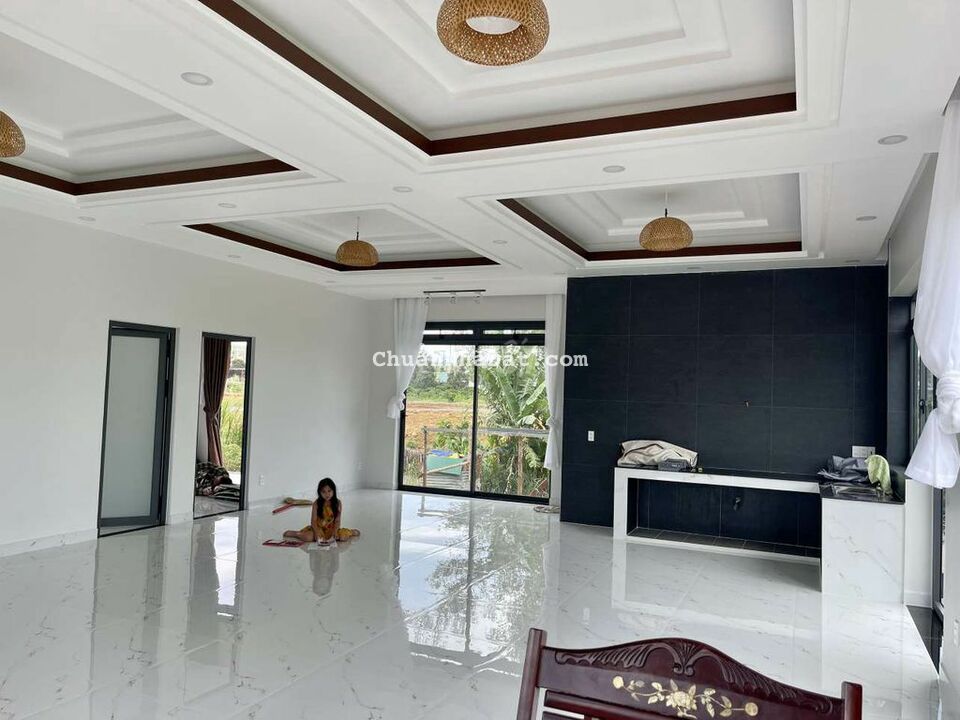 Cần bán gấp nhà đẹp mặt tiền chính khu dân cư