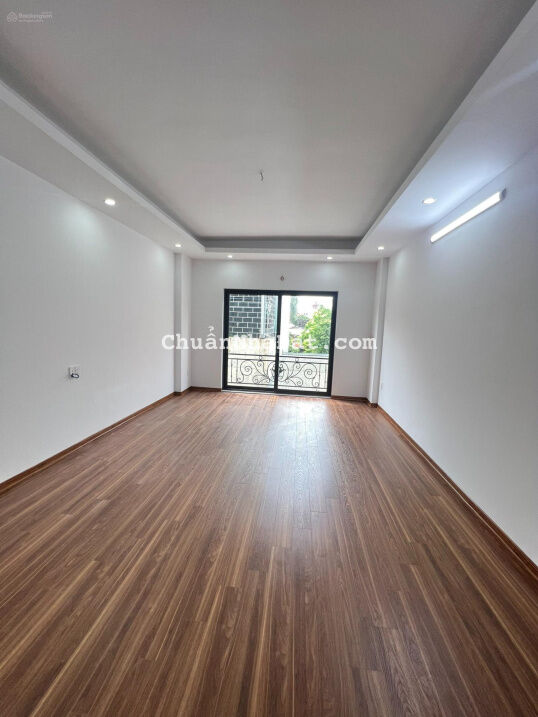 Bán nhà mới, sổ đỏ chính chủ 37m2, 5 tầng nở hậu, sân rộng, ô tô cách 10m. Phú Minh, BTL. 3,290 tỷ