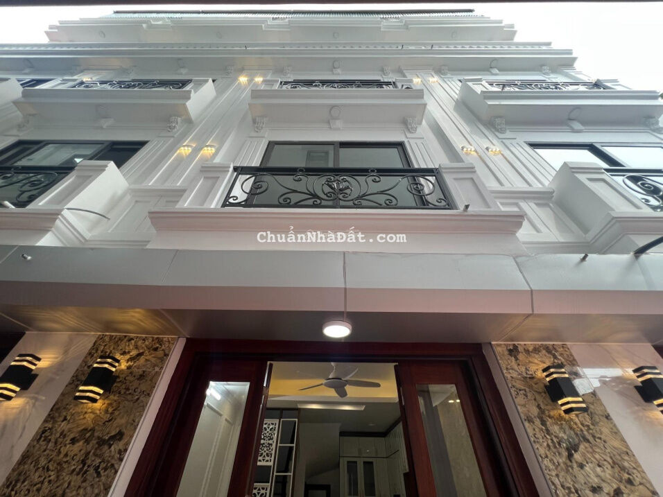 Bán nhà mới, sổ đỏ chính chủ 37m2, 5 tầng nở hậu, sân rộng, ô tô cách 10m. Phú Minh, BTL. 3,290 tỷ