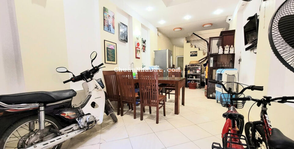 Bán nhà Phạm Văn Đồng, 42m2, phân lô, ô tô, nội thất chủ tặng, nhỉnh 4tỷ Bán nhà Phạm Văn Đồng, 42m2, phân lô, ô tô, nội thất chủ tặng, nhỉnh 4tỷ