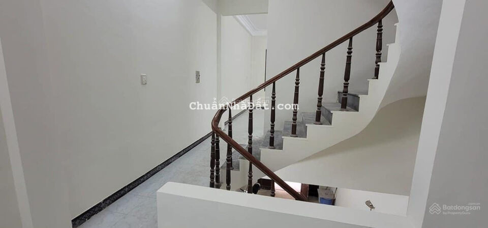 Bán nhà đẹp phân lô, phố Hoàng Quốc Việt, DT 48m2 x 4 tầng, MT 3,9m, ô tô đỗ cửa, giá 9,15 tỷ