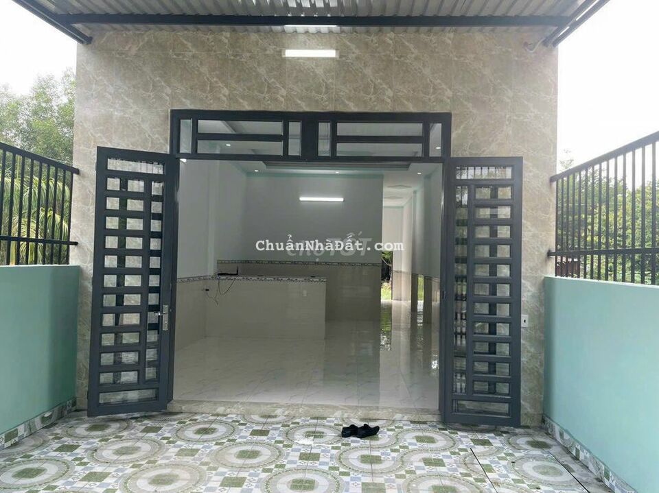 Nhà mới xây xong mới tinh luôn, có sân xe hơi cách QL 13 có 100m Nhà mới xây xong mới tinh luôn, có sân xe hơi cách QL 13 có 100m