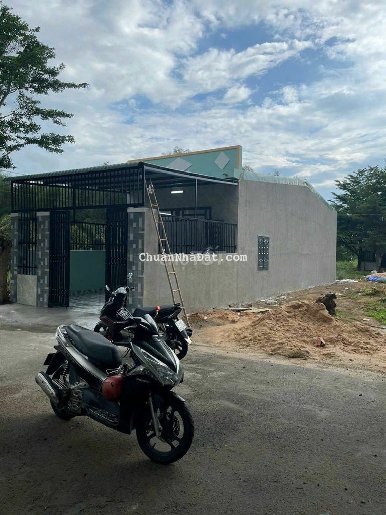 Nhà mới xây xong mới tinh luôn, có sân xe hơi cách QL 13 có 100m Nhà mới xây xong mới tinh luôn, có sân xe hơi cách QL 13 có 100m