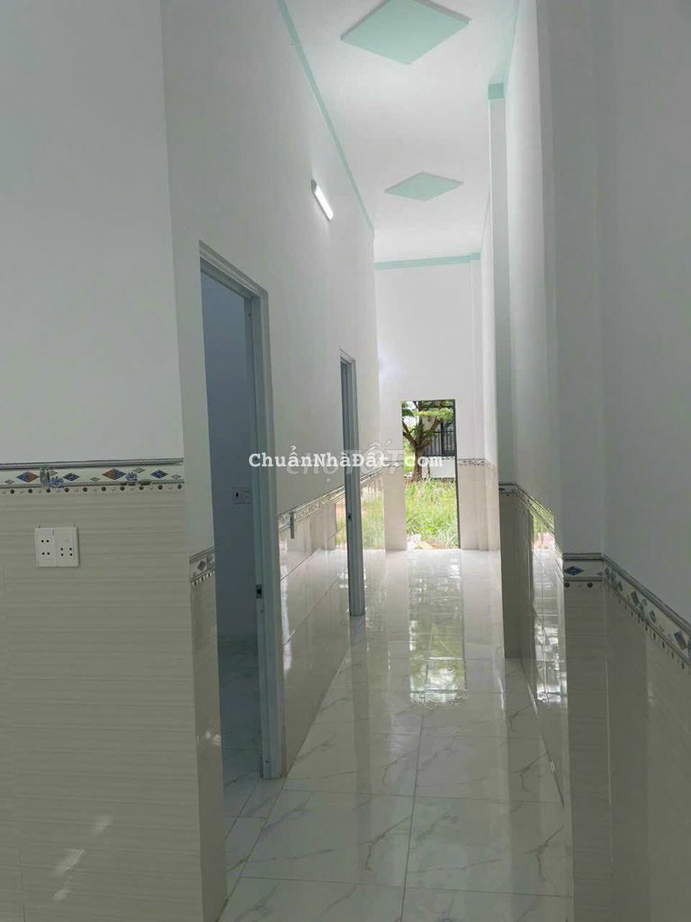 Nhà mới xây xong mới tinh luôn, có sân xe hơi cách QL 13 có 100m Nhà mới xây xong mới tinh luôn, có sân xe hơi cách QL 13 có 100m