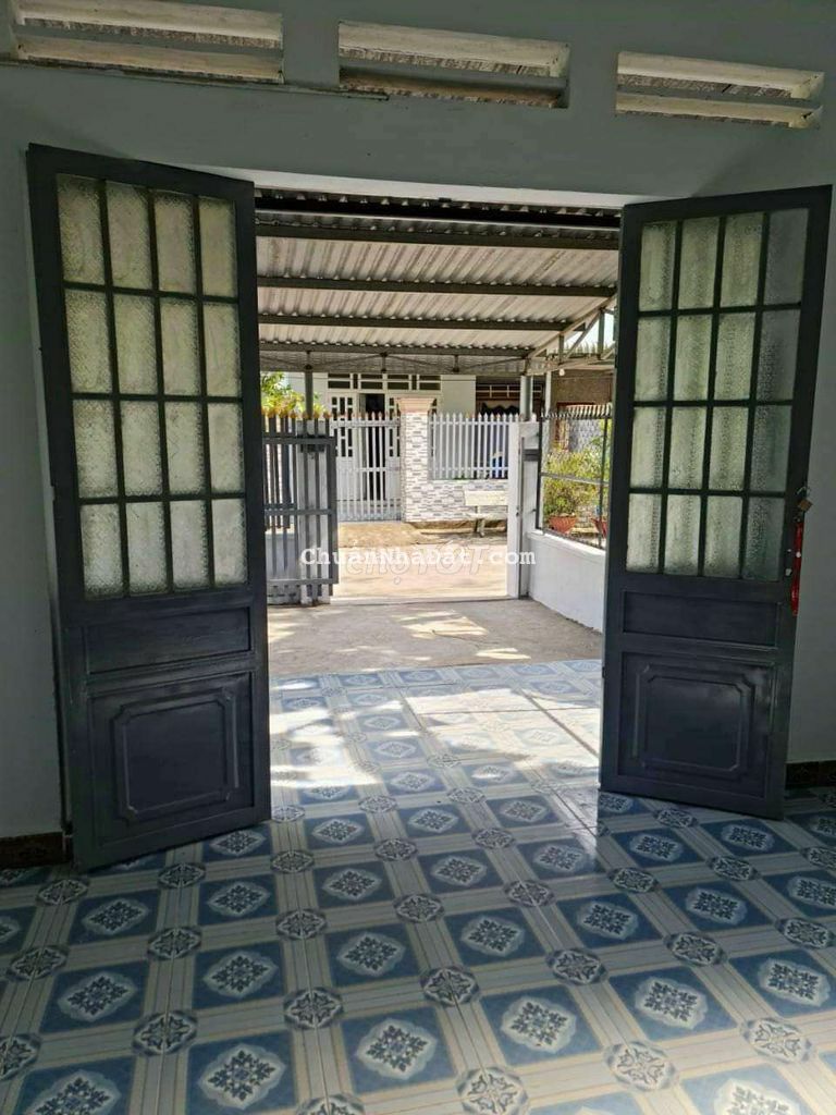 Nhà Trung tâm bến cát