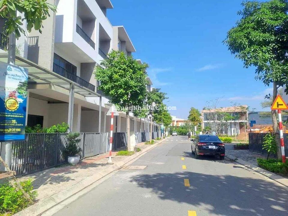 Bán nhà phố The Pearl Riverside Bến Lức, 2,8 tỷ, công chứng ngay