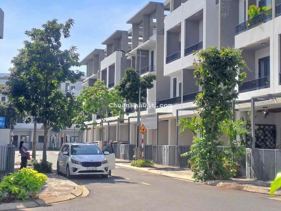 Giỏ hàng sang nhượng, Nhà 3 lầu Trung Tâm Bến Lức, giá 2,8 tỷ