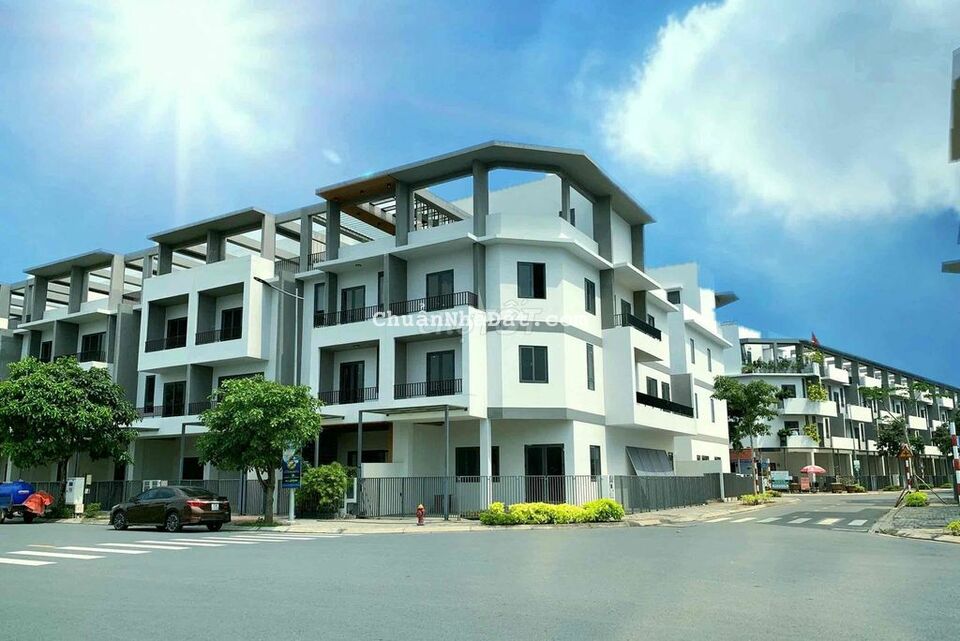 Bán nhà 3 lầu Trung Tâm Bến Lức, giá 2,8 tỷ (công chứng ngay)