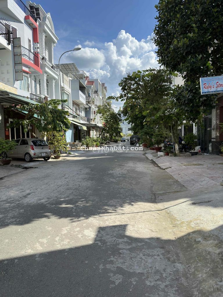 BÁN NHÀ 2 LẦU MỚI TUYỆT ĐẸP KDC HƯNG PHÚ