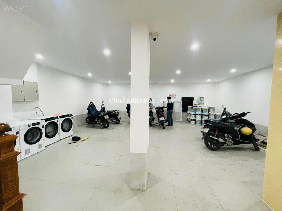 Bán tòa CHDV Phố Cầu Giấy gần ngã 4 Cầu Giấy, Láng DT 1,8 tỷ, 101 m2 7 tầng MT 10 m giá 15,5 tỷ