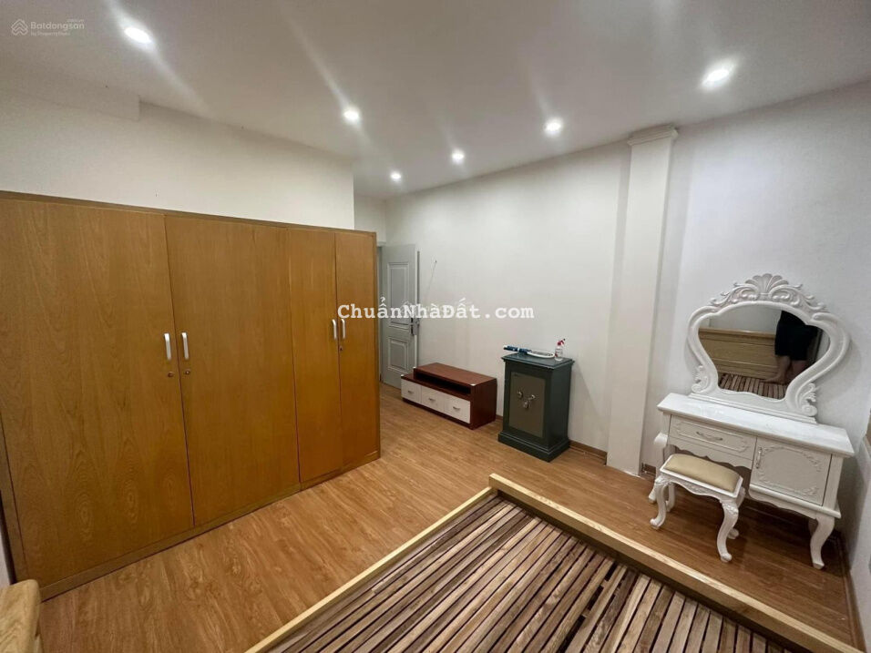 Ngõ vip quận uỷ Cầu Giấy - 30m ra ô tô tránh - phân lô cán bộ công an - sổ riêng 30m2, 5T, 3. X tỷ