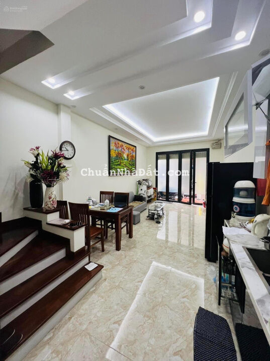 Bán nhà chính chủ Cầu Giấy 30m2 5T giá 3.52 tỷ sổ đỏ chính chủ vuông đét