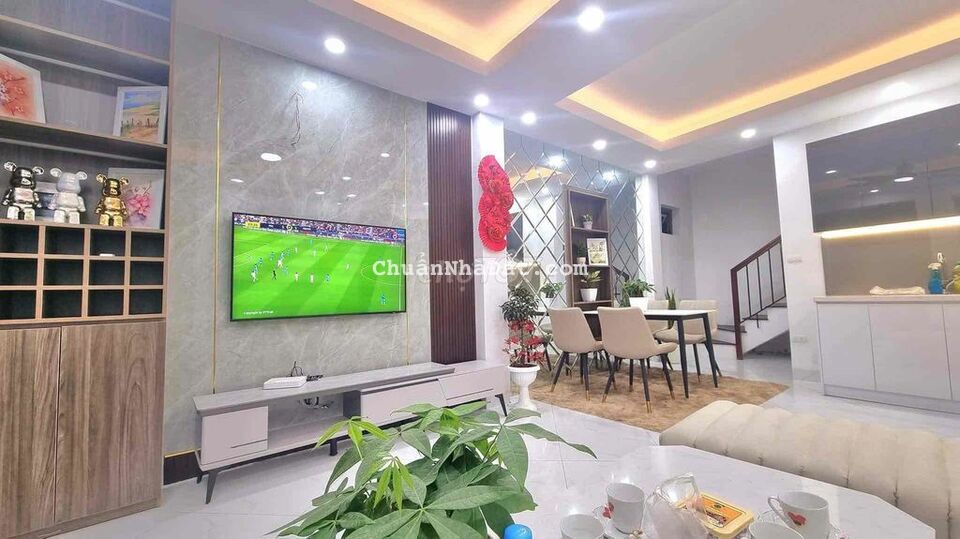 Gần 381 Nguyễn Khang _Ngõ Oto_Gần hồ_Mới_Full đồ