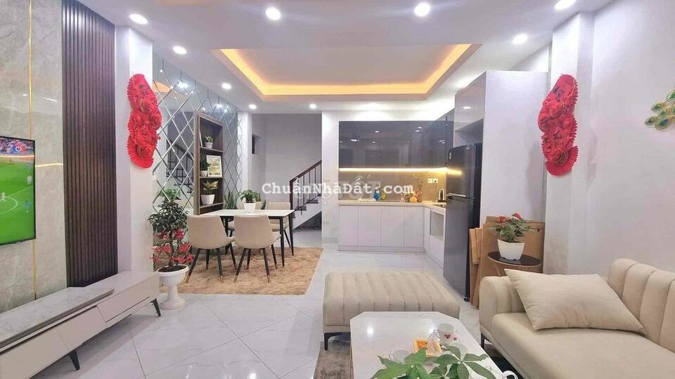 Gần 381 Nguyễn Khang _Ngõ Oto_Gần hồ_Mới_Full đồ