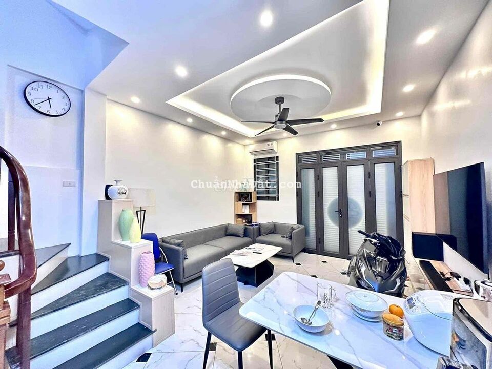 Dương Quảng Hàm_sát phố_ngõ to_nhà thoáng_35m_5T_chỉ 3.75 tỷ Dương Quảng Hàm_sát phố_ngõ to_nhà thoáng_35m_5T_chỉ 3.75 tỷ