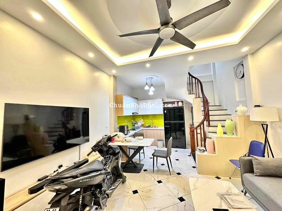 Dương Quảng Hàm_sát phố_ngõ to_nhà thoáng_35m_5T_chỉ 3.75 tỷ Dương Quảng Hàm_sát phố_ngõ to_nhà thoáng_35m_5T_chỉ 3.75 tỷ