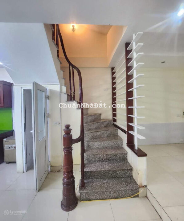 Nhà đẹp 5 tầng 79/46 Cầu Giấy DT 40m2 giá 4.2 tỷ ngõ thông 3 gác đỗ cửa, ở và cho thuê đều ok hết