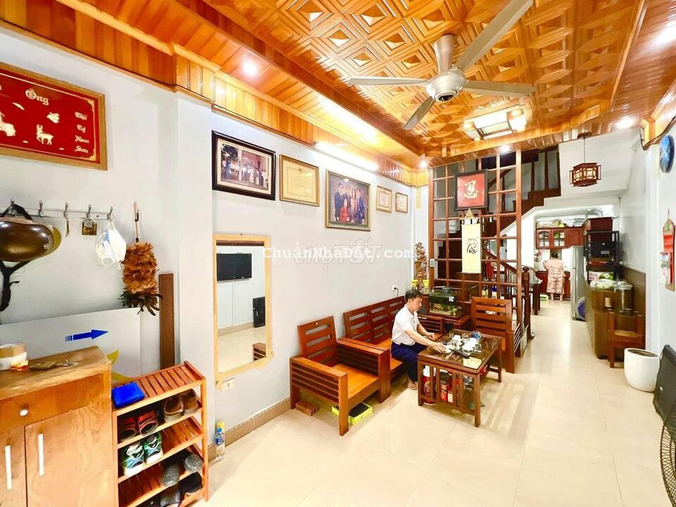 BÁN NHÀ LẠC LONG QUÂN-40M2-NỘI THẤT ĐẸP-NGÕ NÔNG GẦN PHỐ