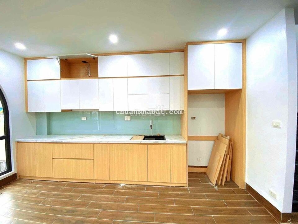 Võ Chí Công 40m2-6Tầng-Thang Máy-Lô Góc-Ngõ Thoáng-Nhỉnh 5tỷ