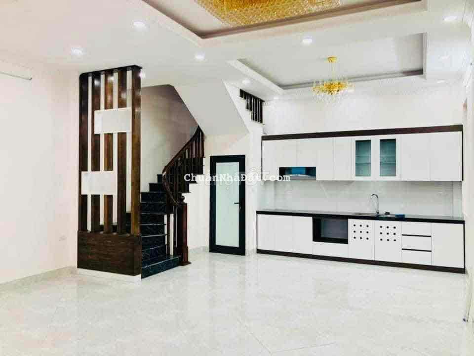 NHÀ CẦU GIẤY, 40m2 MỚI CỨNG, Ô TÔ ĐỖ CỔNG, 50m Ra Phố, Ngõ Thông 4m