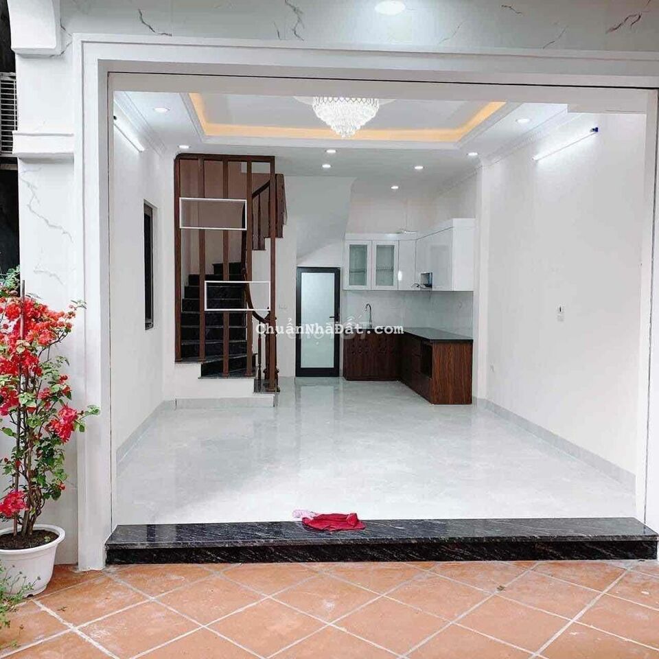 NHÀ CẦU GIẤY, 40m2 MỚI CỨNG, Ô TÔ ĐỖ CỔNG, 50m Ra Phố, Ngõ Thông 4m