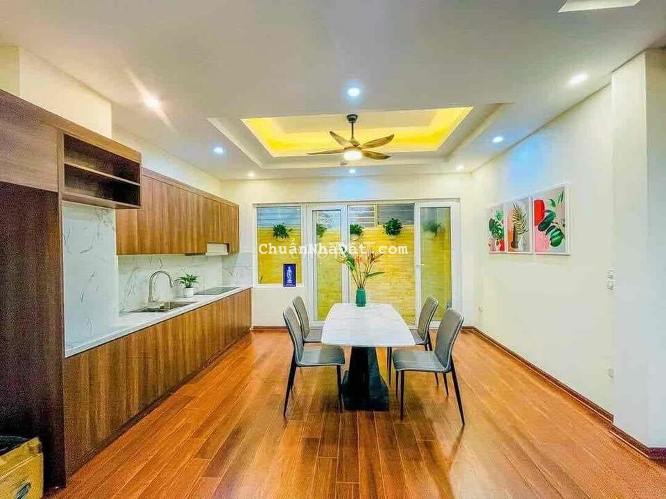 VIP, Bán nhà Cầu Giấy, lô góc, Oto, gần phố, an ninh đỉnh, full đồ!