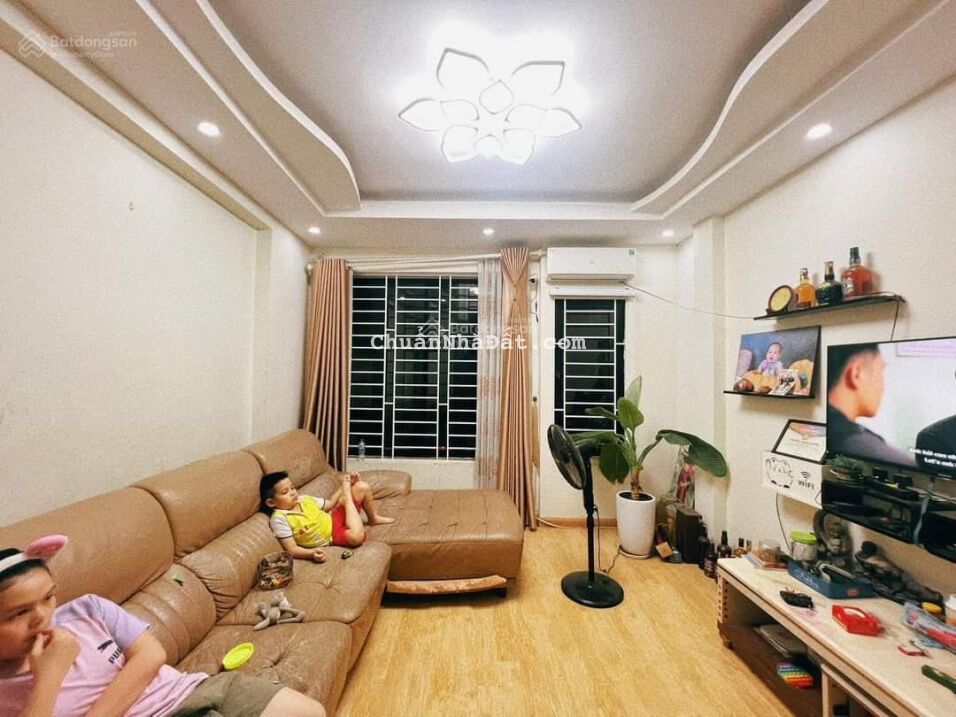 Chính chủ cần bán gấp nhà phố Trung Kính, lô góc 2 thoáng, ô tô qua nhà, DT 45m2*5T*4m, chỉ 6.4 tỷ