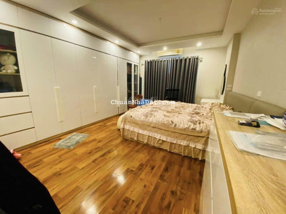 Bán nhà trung tâm quận Cầu Giấy, 46m2, 5T, 20m ô tô tránh, giá 5.5 tỷ. LH Hải 0966866250