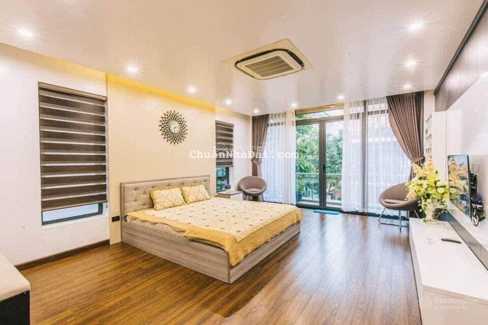 Bán nhà trung tâm quận Cầu Giấy, 46m2, 5T, 20m ô tô tránh, giá 5.5 tỷ. LH Hải 0966866250