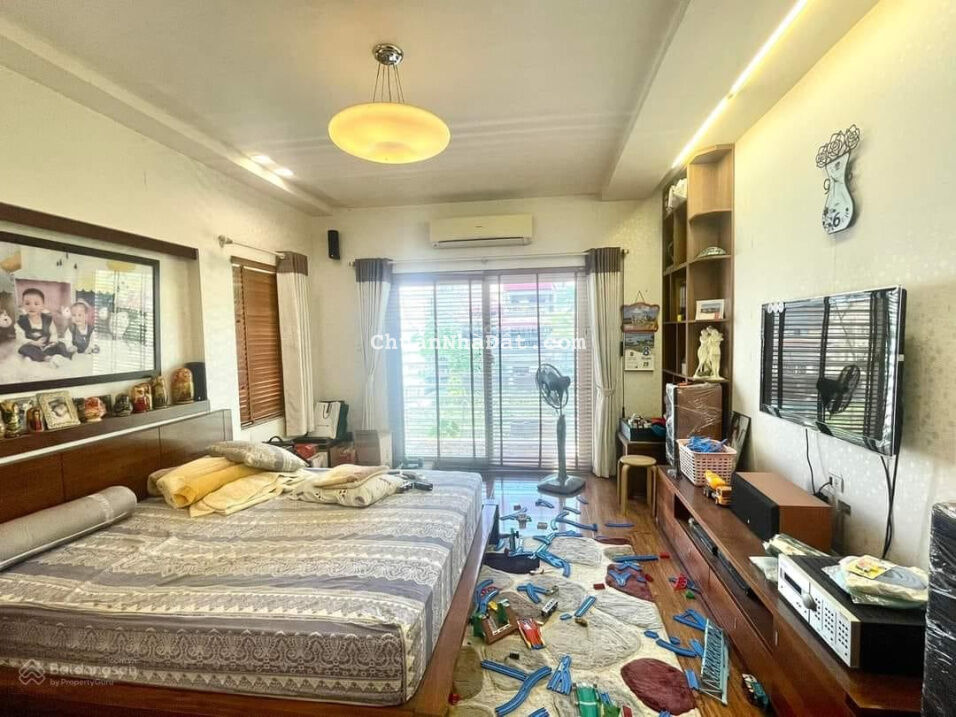 Bán nhà trung tâm quận Cầu Giấy, 46m2, 5T, 20m ô tô tránh, giá 5.5 tỷ. LH Hải 0966866250