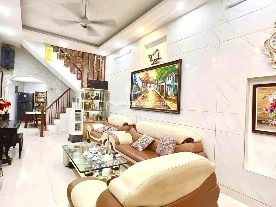 Quá hời! Nhà tại Cầu Giấy, ngõ to, Oto sát nhà, sổ vuông, giá lợn chết