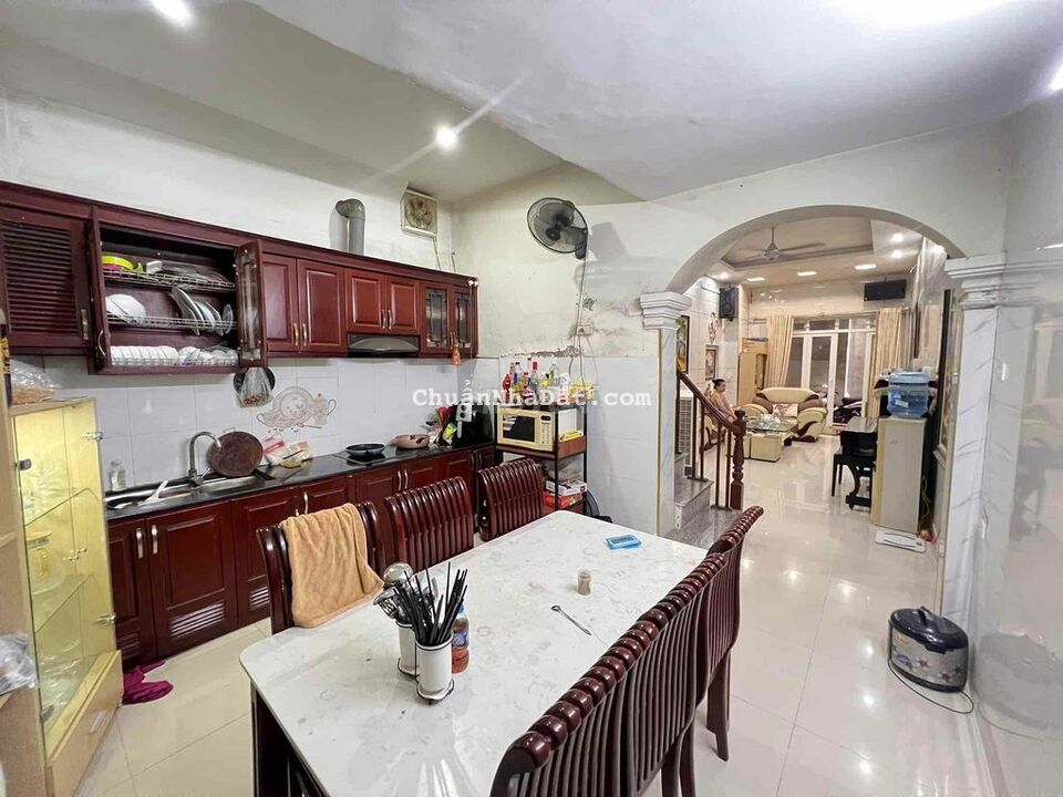 Quá hời! Nhà tại Cầu Giấy, ngõ to, Oto sát nhà, sổ vuông, giá lợn chết