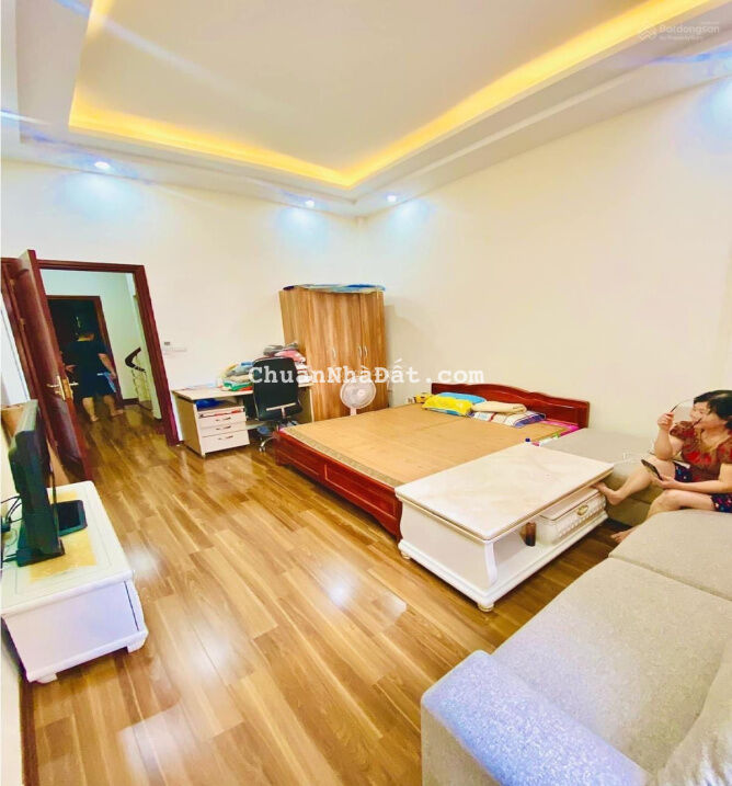 Bán gấp nhà lõi Cầu Giấy - mặt ngõ thông KD Tấp nập - ô tô đỗ cửa - long lanh - 55m, 4t, 11. X Tỷ