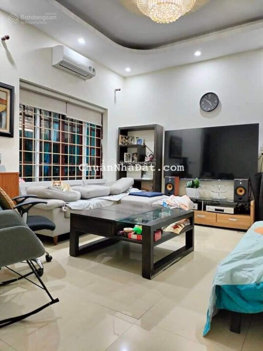 Bán nhà phân lô, ô tô vào nhà, Phố Trần Quốc Hoàn, Cầu Giấy 65m2, 4 tầng, MT 5.5m, giá 9.8 tỷ